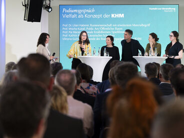 Podiumsdiskussion mit Professor*innen Lilian Haberer, Mischa Kuball, Pia Marais, Katrin Röggla und der Studentin Viktoria Gurina