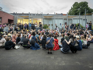 Innenhof, Performance