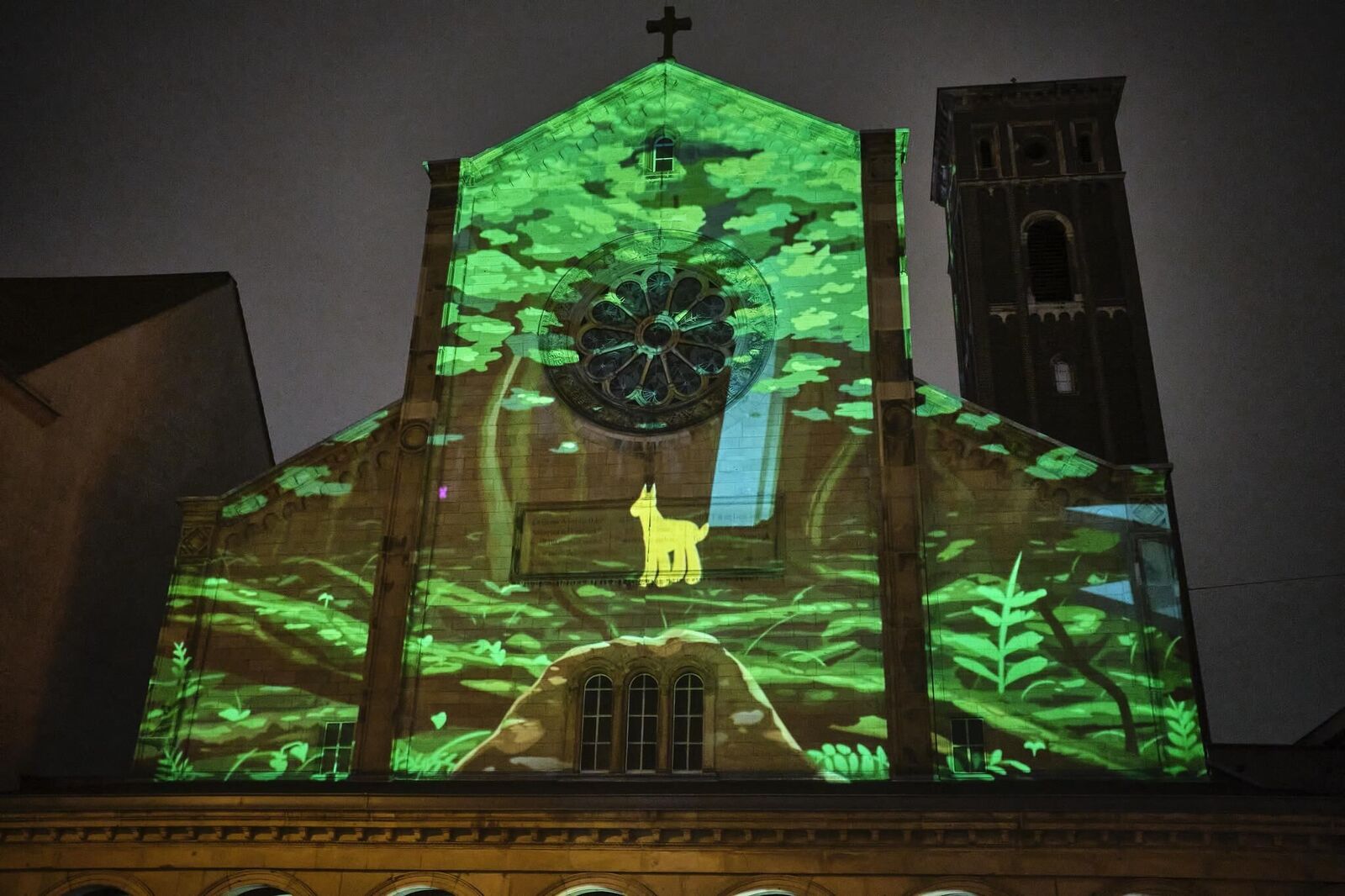 Galeriebild des Projekts ""Unexpected 2021"" Videomapping von Studierenden der KHM für die Fassade der Trinitatiskirche