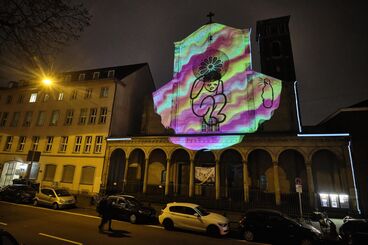 Unexpected Videomapping 2021 Galeriebild des Projekts ""Unexpected 2021"" Videomapping von Studierenden der KHM für die Fassade der Trinitatiskirche