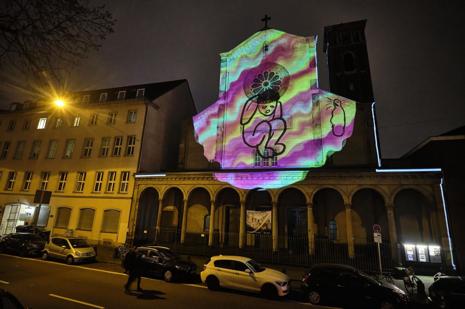 Galeriebild des Projekts ""Unexpected 2021"" Videomapping von Studierenden der KHM für die Fassade der Trinitatiskirche