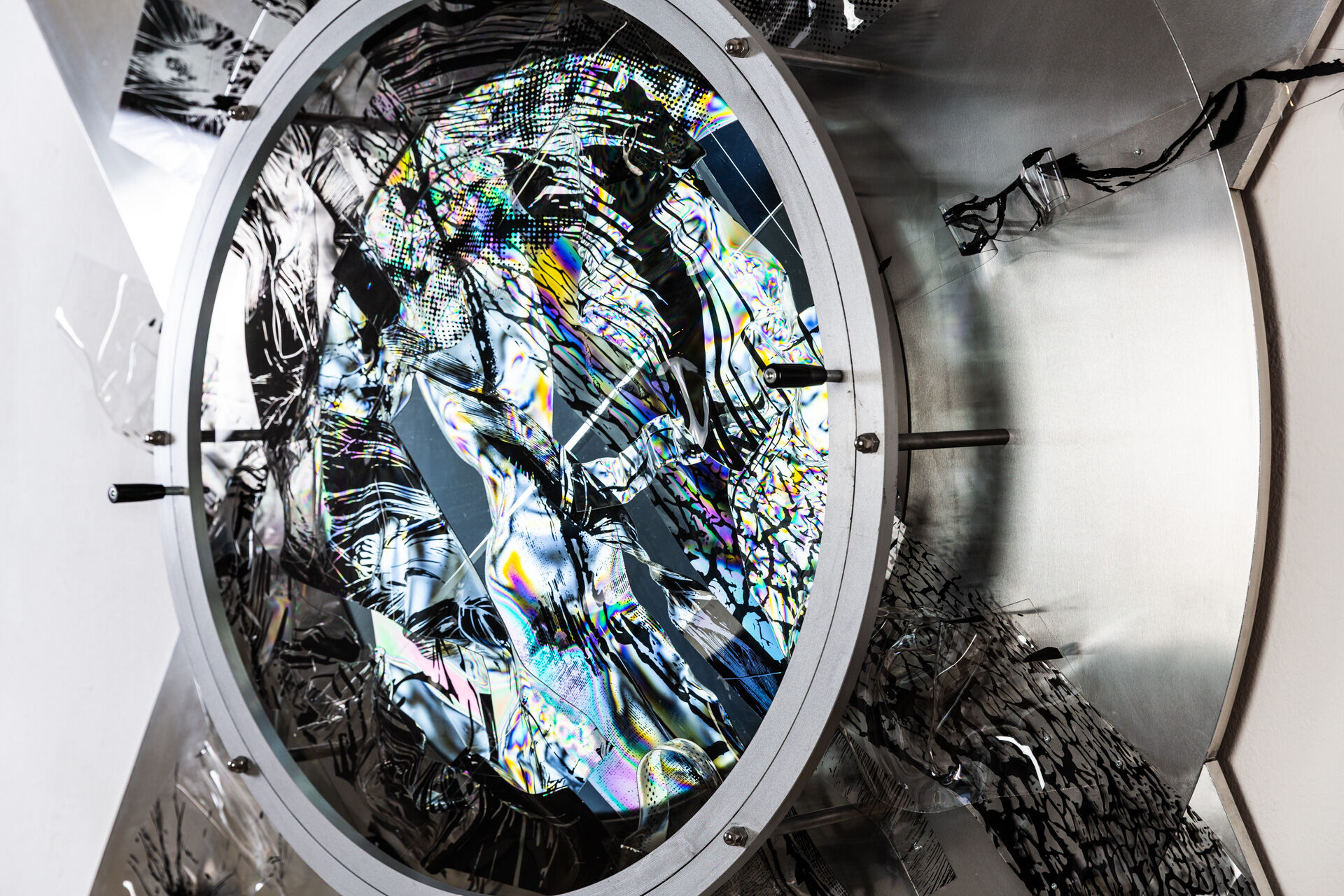 17171717171717, Polarized Tensions (dt.: Polarisierte Spannungen), 2025, Aluminium, Polarisationsfilter, LED-Licht, Kugellager, Acrylglas, UV Druck, 170 × 170 × 30 cm