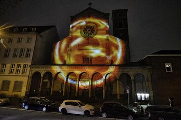 Unexpected Videomapping 2021 Galeriebild des Projekts ""Unexpected 2021"" Videomapping von Studierenden der KHM für die Fassade der Trinitatiskirche