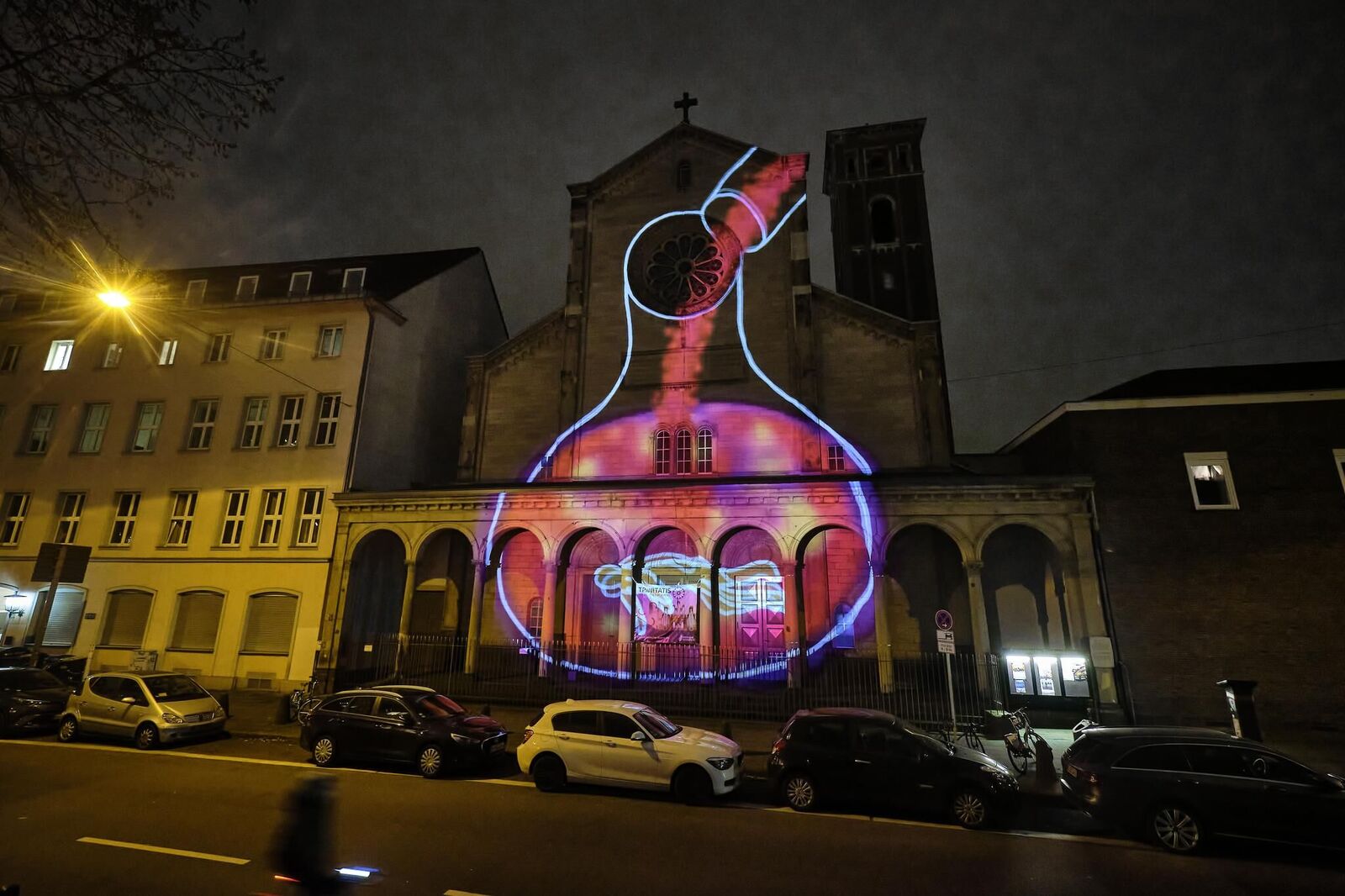 Galeriebild des Projekts ""Unexpected 2021"" Videomapping von Studierenden der KHM für die Fassade der Trinitatiskirche