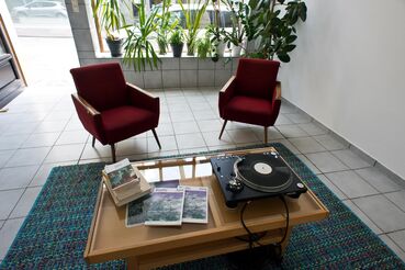 Rustic Air Matjö, Ausstellung, Schallplattenspieler, zurhören