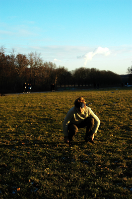 artist schoenberg performing with schlafbrille in a grass field