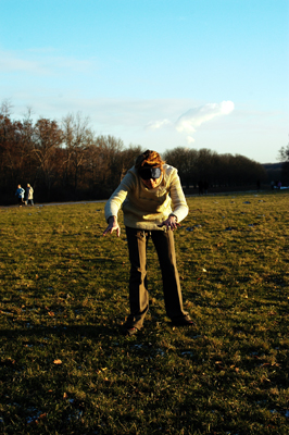 artist schoenberg performing with schlafbrille in a grass field