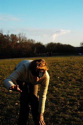 artist schoenberg performing with schlafbrille in a grass field